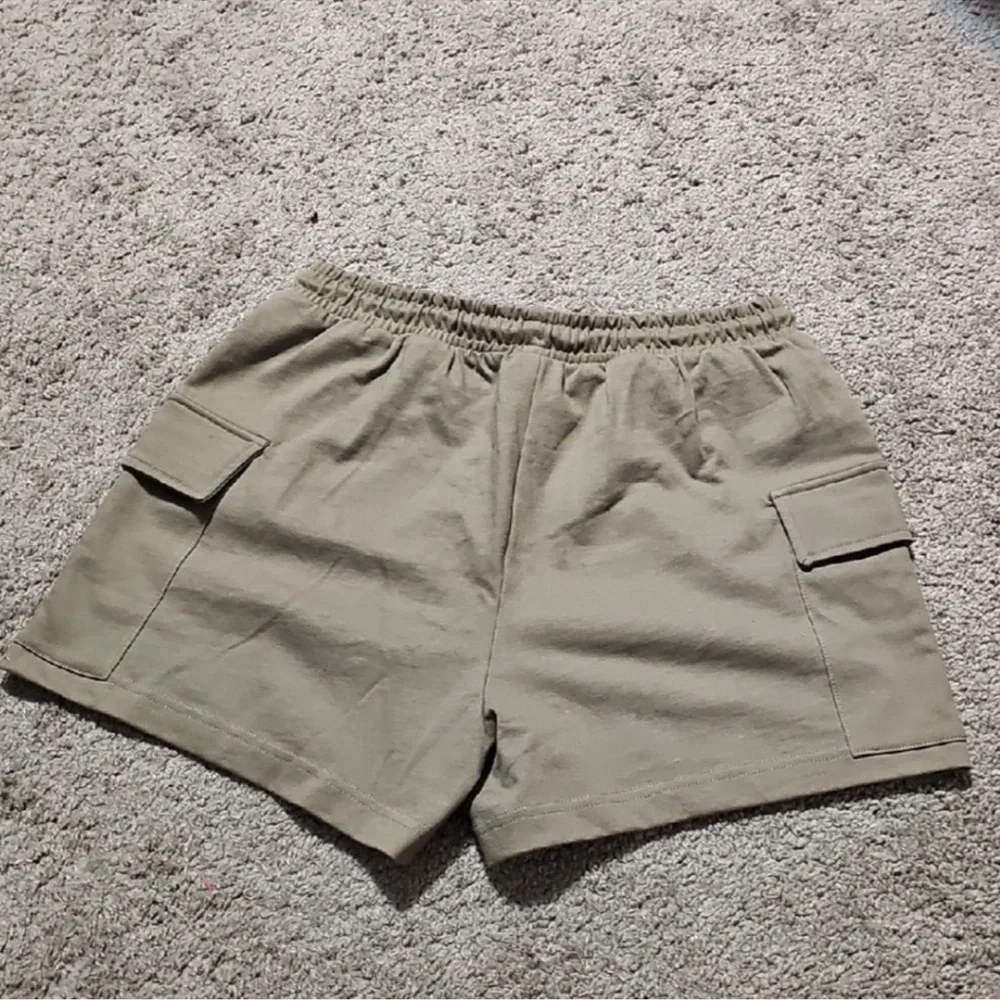 Final price - Gymshark green  relaxed fit Cargo Shorts for Women size small - Picture 4 of 10